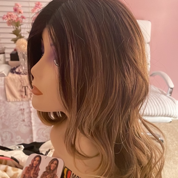 Lace front wig with brown and blonde highlights.new with tags - Picture 7 of 7